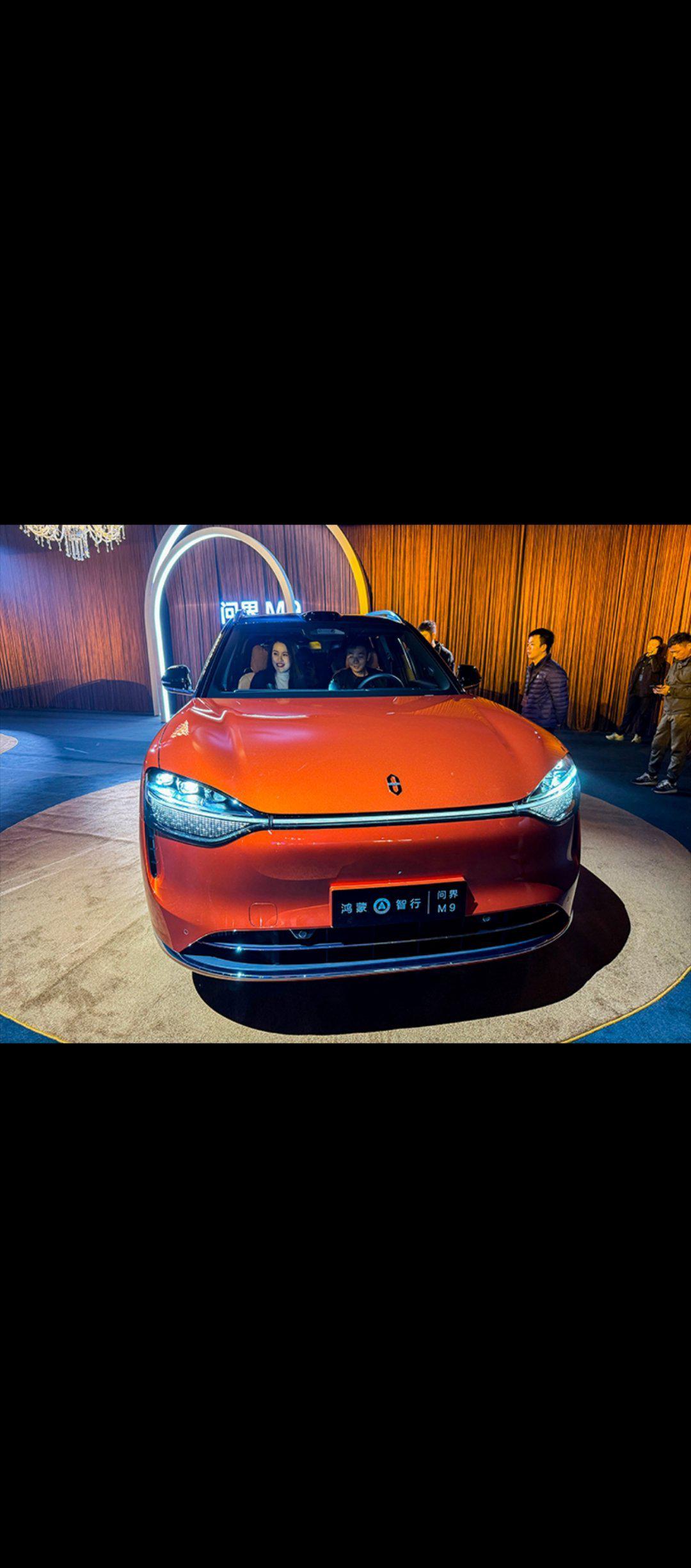 当央视春晚的舞台灯光聚焦于科技与生活的交汇点，问界带着智能出行的新图景...