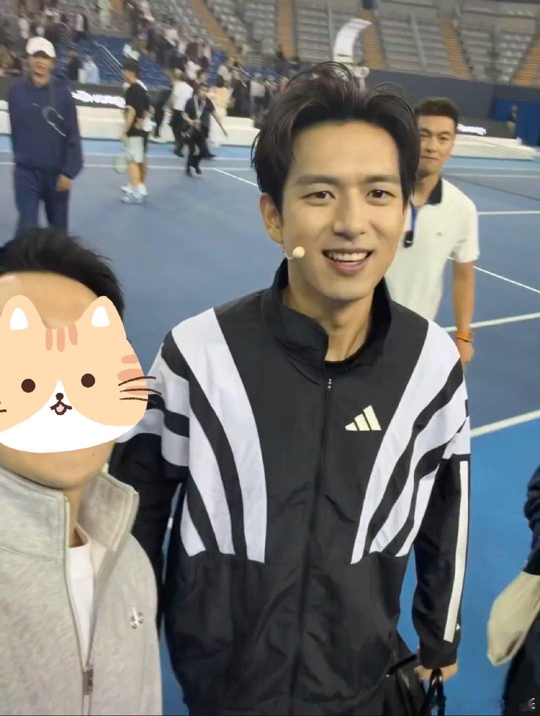 #李现澳网明星赛晋级四强# 现哥跟人自拍合照也是萌萌的，不像是《我不是大师》里会做局的上官诚明[酷]#李现上官诚明##李现我不是大师# ​