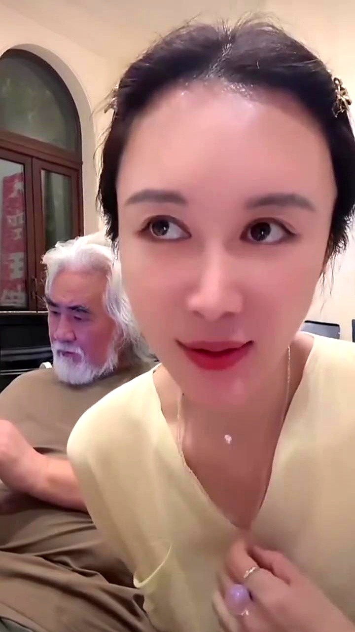 过年线下见了一面钟丽缇，我盯着她的眼睛，愣是半天没回过神。

荧幕上那些性感妩媚的标签，私底下碎了一地。她端着水杯跟大伙搭话，笑声爽朗，完全没把自个儿当明星。

中越法混血的底子，加上魁北克长大的经历，让她聊起天来英语法语随时切。最绝的是，她最近居然跨界玩起了催眠，专业得让人服气。

看透了名利场，