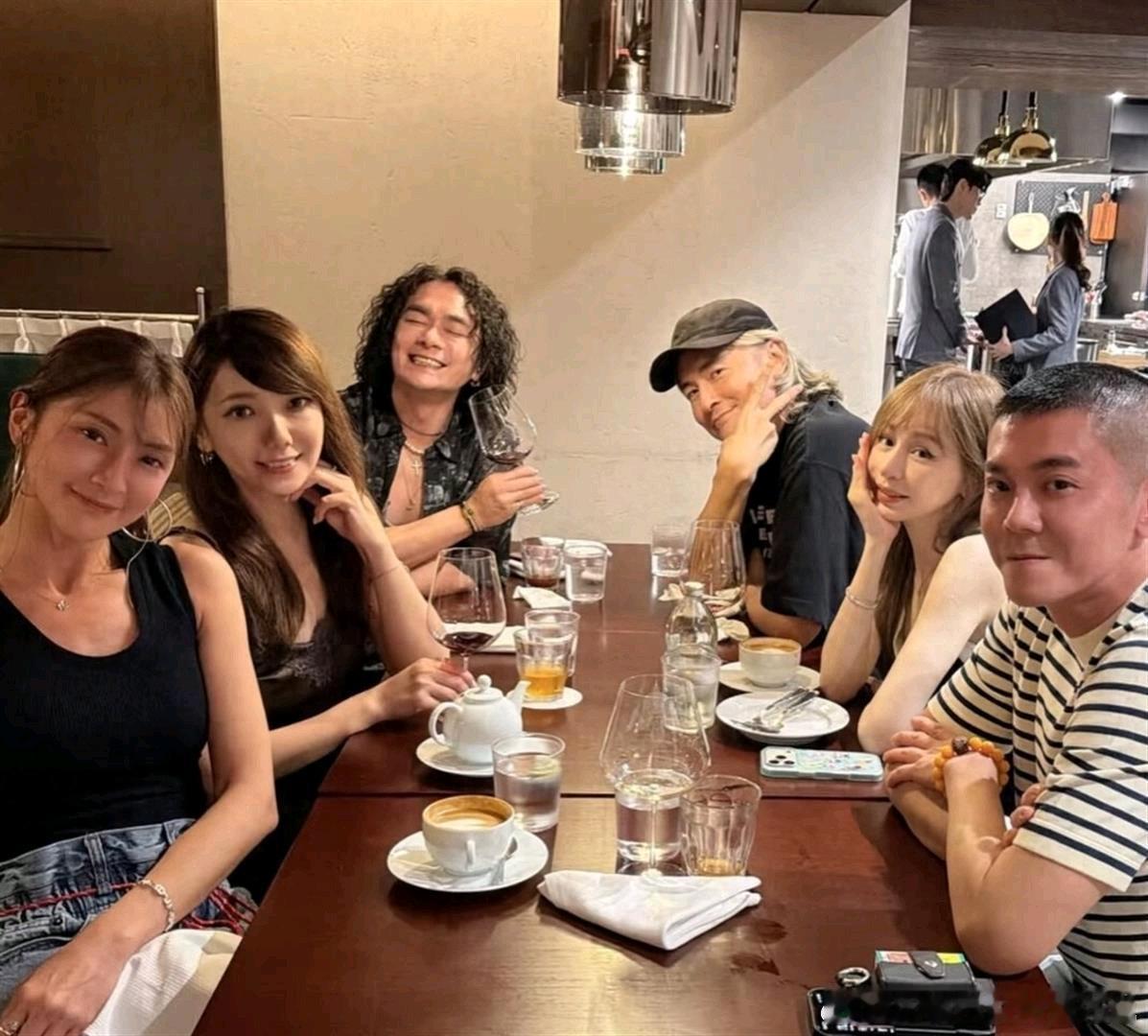 江直树老了还这么帅！郑元畅陪好朋友王心凌过44岁生日 ​