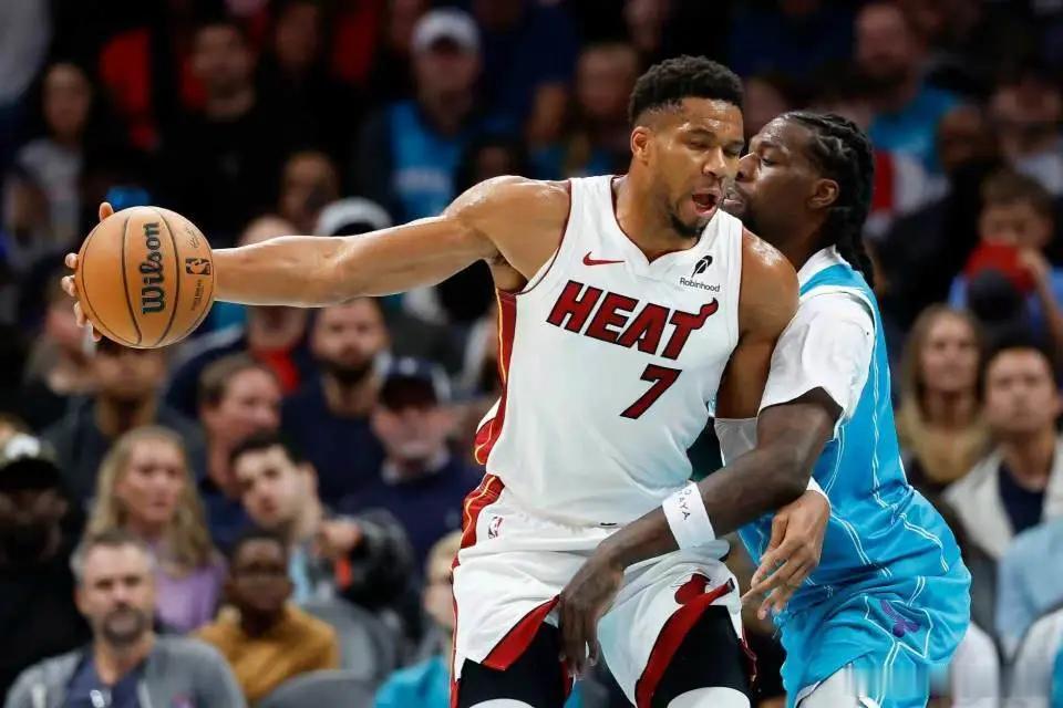 3战全败！热火无缘23分逆转黄蜂 字母哥14+6犯规米勒34+7   

NBA常规赛热火客场对阵黄蜂，双方均是背靠背第二场，字母哥受到犯规麻烦困扰，热火二三两节被黄蜂压制最多落后23分差距。末节热火打出一波25-4攻势追平比分，黄蜂随后重新取得领先优势，字母哥提前6犯毕业，最终热火110-115输给黄蜂，热火新 ​