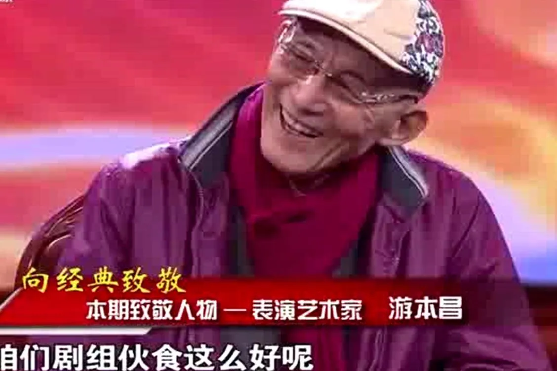 游本昌的遗体告别仪式在北京举行，生前他一直反复强调，自己就只是一个普普通通的演员。很多人记住他，是因为济公，也因为繁花里面的爷叔两个经典角色。
很多普通老百姓一大早，就赶到殡仪馆排队送别老先生。现场可以看到不少自发过来的普通人，还有特意装扮成济公模样赶来的粉丝。胡歌是连夜从长沙赶过来参加告别仪式，刚