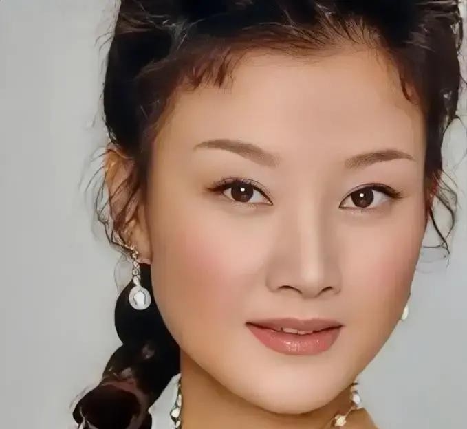 外界传了十几年他们是丁克一族，结果人家39岁那年不声不响抱了个大胖小子

这13年的“不生”和39岁的“敢生”，藏着大山里走出来的湘妹子最清醒的婚姻算盘

那是2005年的事了，手里攥着化验单的宋祖英在医院走廊里愣了半天神

快四十岁的人怀上孩子，这属于妥妥的高危产妇，更棘手的是手里还压着一堆早就签