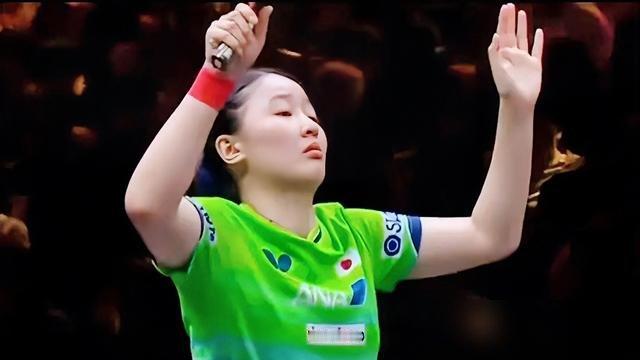 4比0，又是张本美和。王曼昱这堵墙，日本队撞不穿。
中国大满贯女单半决赛，4比1。女双决赛，搭档蒯曼3比1，对面站着的还是张本美和。单打决赛，4比0横扫佐藤瞳，卫冕。
日本解说急得直喊“叹息之墙”，日媒标题直接用了这四个字。张本美和赛后原话：差距太大了，不知道怎么打穿。
反手一拧，护台面积直接