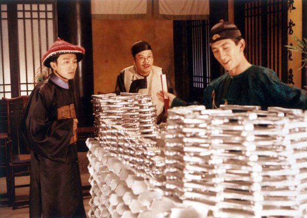 【琅河财经】刷到一位老师的观察，她提出经济好不好，看两件事就够了。

第一件事，是看年轻人把聪明劲往哪里使。如果大多数年轻人都涌着考公考编，都想抱住体制内的铁饭碗，那一定是有问题的。

上世纪90年代日本就是这个样子，公务员一夜之间从没有出息的选择，变成神一般的职业。

年轻人并非生来就爱体制，而是