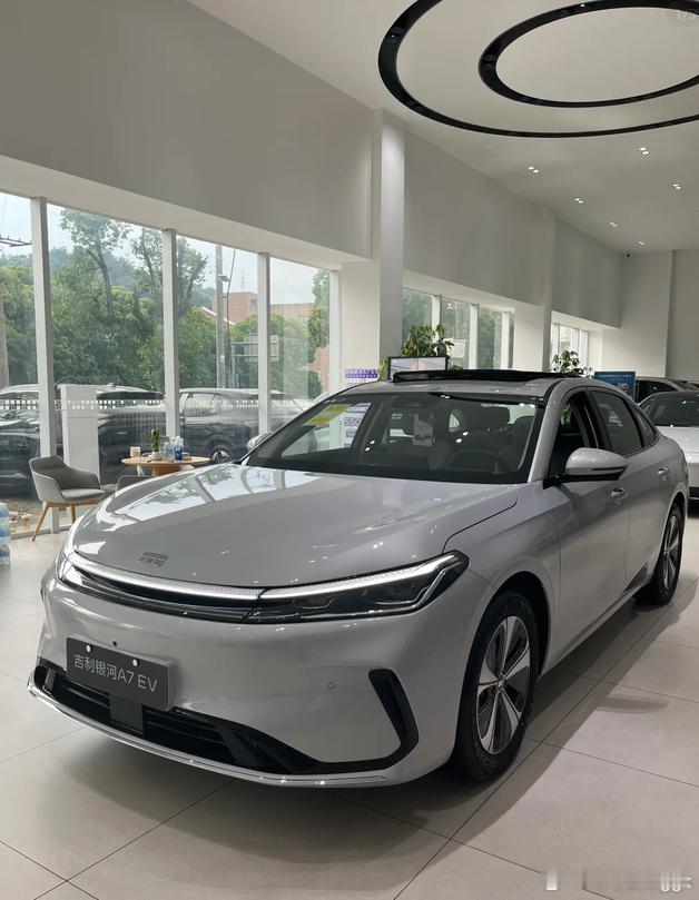 银河A7 EV限时权益算下来省不少，实用主义可以看过来预算卡在10万出头，想买个B级纯电家轿，看了看MG07和银河A7EV，价格啊，配置啊各方面都比了比。这两个车都各有特色，不过银河A7EV最近上了限时优惠，所以这一点加了很多分，因为钱这种东西是实打实的，没人会和自己的钱包过不去是吧。先说说价格啥的 ​