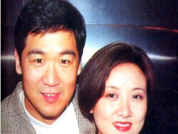 为了张国立退居幕后，大半辈子没生自己的孩子，如今的邓婕过得咋样？

镜头扫过综艺画面，她素着颜给花浇水，跟张国立拌几句嘴，眼角的褶子都透着一股子松弛。没生娃这事，人家压根不当回事。

想当年红楼梦试戏，她个子不高，谁都不看好。结果镜头一开，柳叶眉一挑，那个精明泼辣的王熙凤直接从书里走了出来。

后来