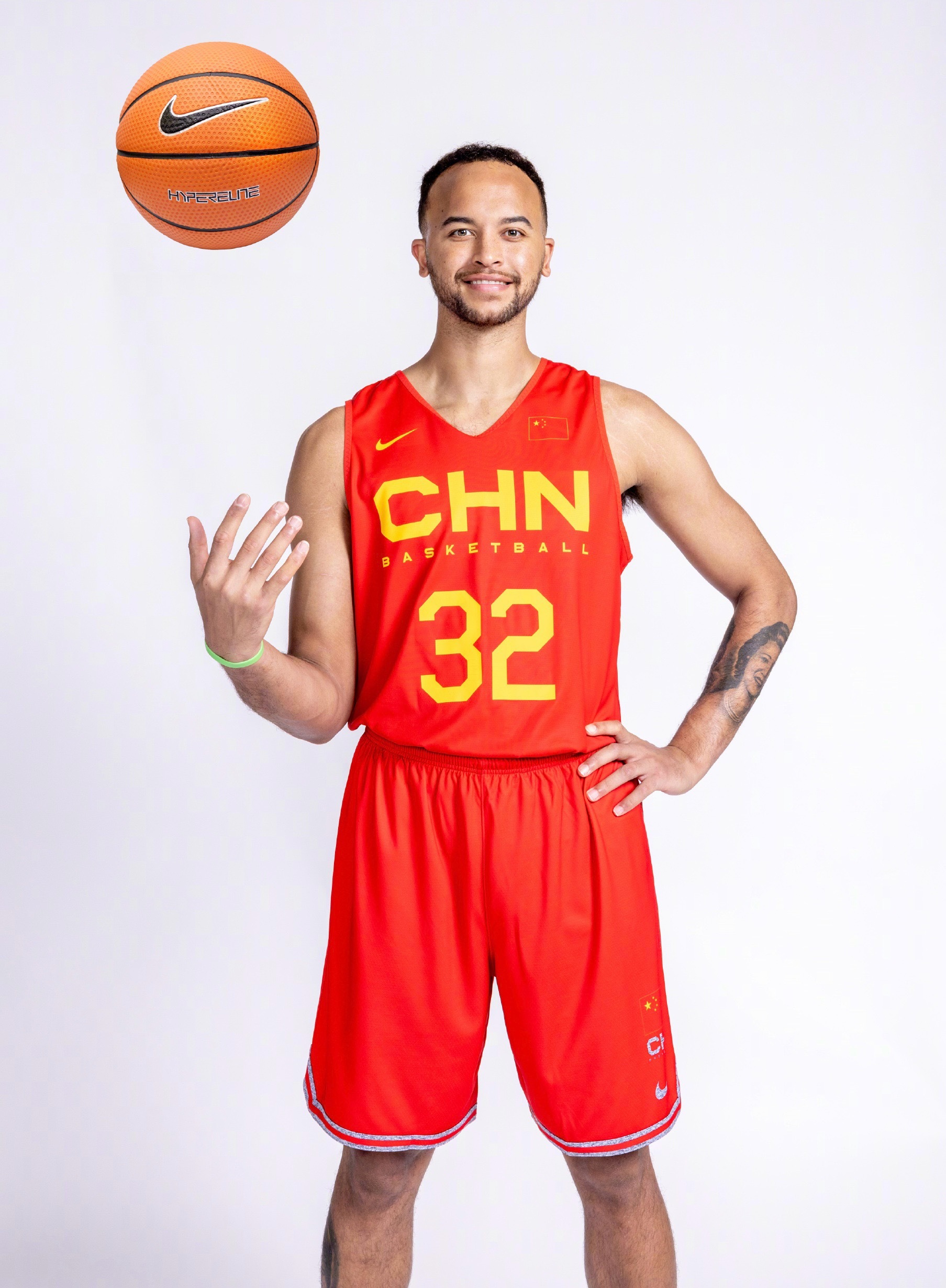 李凯尔说中国男篮有2人不会说英语，分别是赵继伟和周鹏，还说想代表中国出战下届世界杯。

国内很多球员都是青训出身，文化课落后很多，不会说英语很正常，这又没啥。其次，还想代表中国出战世界杯，这个可以不用想了。他的技术特点，不适合我们。上次代表了一次，签约了耐克，包括各种代言，应该让他 ​