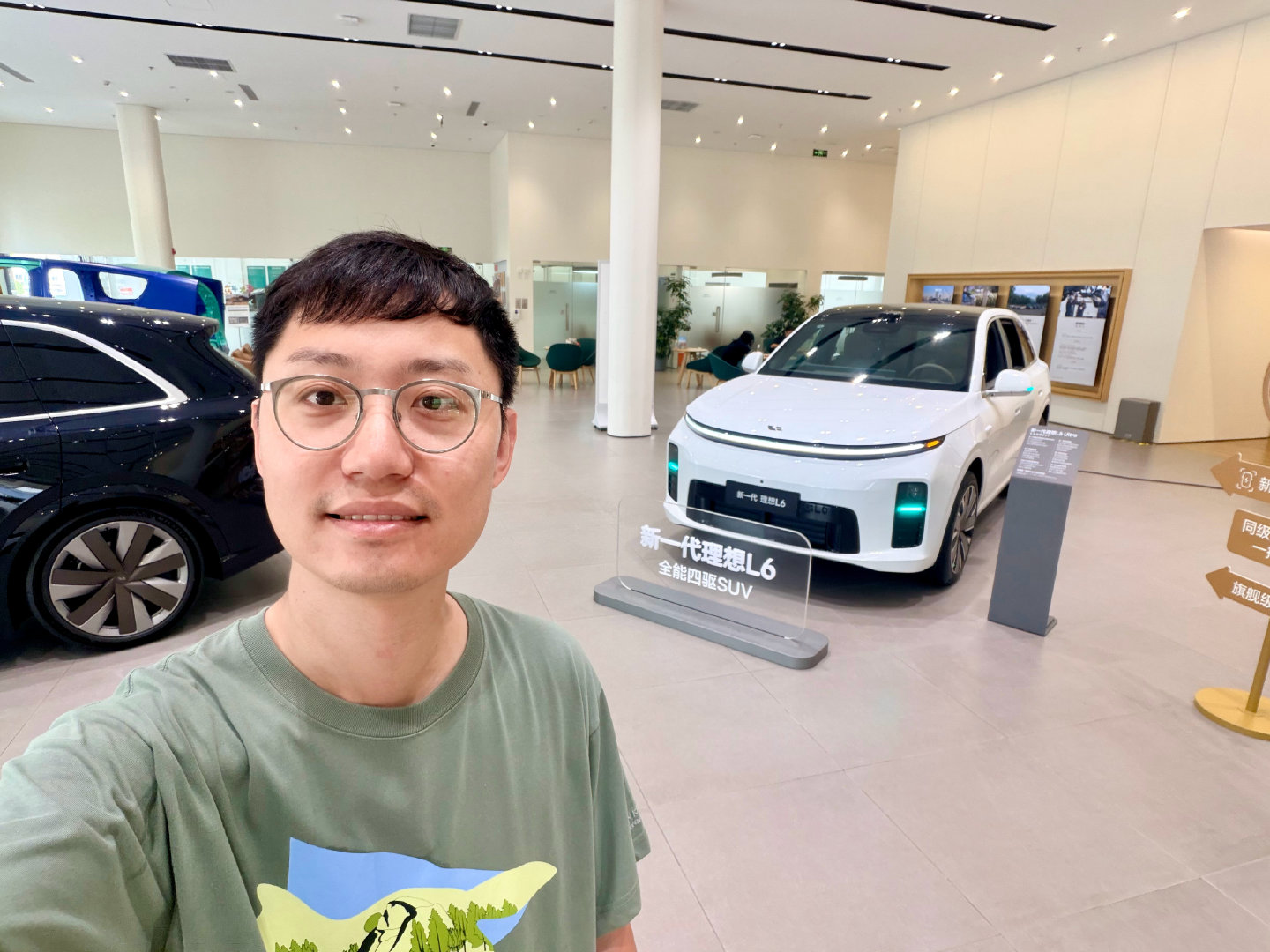 闪现理想汽车北京五方桥店，中午太热了人不多，门店不少老伙伴，一阵暖心[心]#理想汽车##理想汽车[超话]# ​