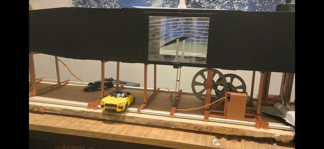 Bro给儿子建造了一座功能完善的桌面风洞，用于测试玩具的气动性能。

Bro使用Fusion 360设计了所有东西，然后用家用3D打印机打印出来。

风洞具有由伺服电机控制的齿轮系统，可以在风洞运行过程中改变机翼的迎角。风扇转速也可以控制，所有这些都可以通过一个安卓应用程序来实现，这个应用程序由一个人 ​