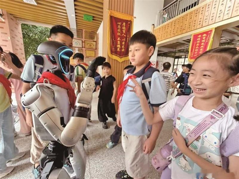 #文明校园# 【这所小学“开学第一课”科技感拉满】9月3日下午，芜湖市罗家闸小学校园内气氛热烈，一场以“拥抱AI时代 机器人点亮科学第一课”为主题的开学活动精彩上演。机器人挥手互动、机器狗萌趣舞蹈、沉浸式挑战赛轮番登场，让学生们在欢声笑语中近距离感受科技魅力，点燃新学期的探索热情。

　　 ​