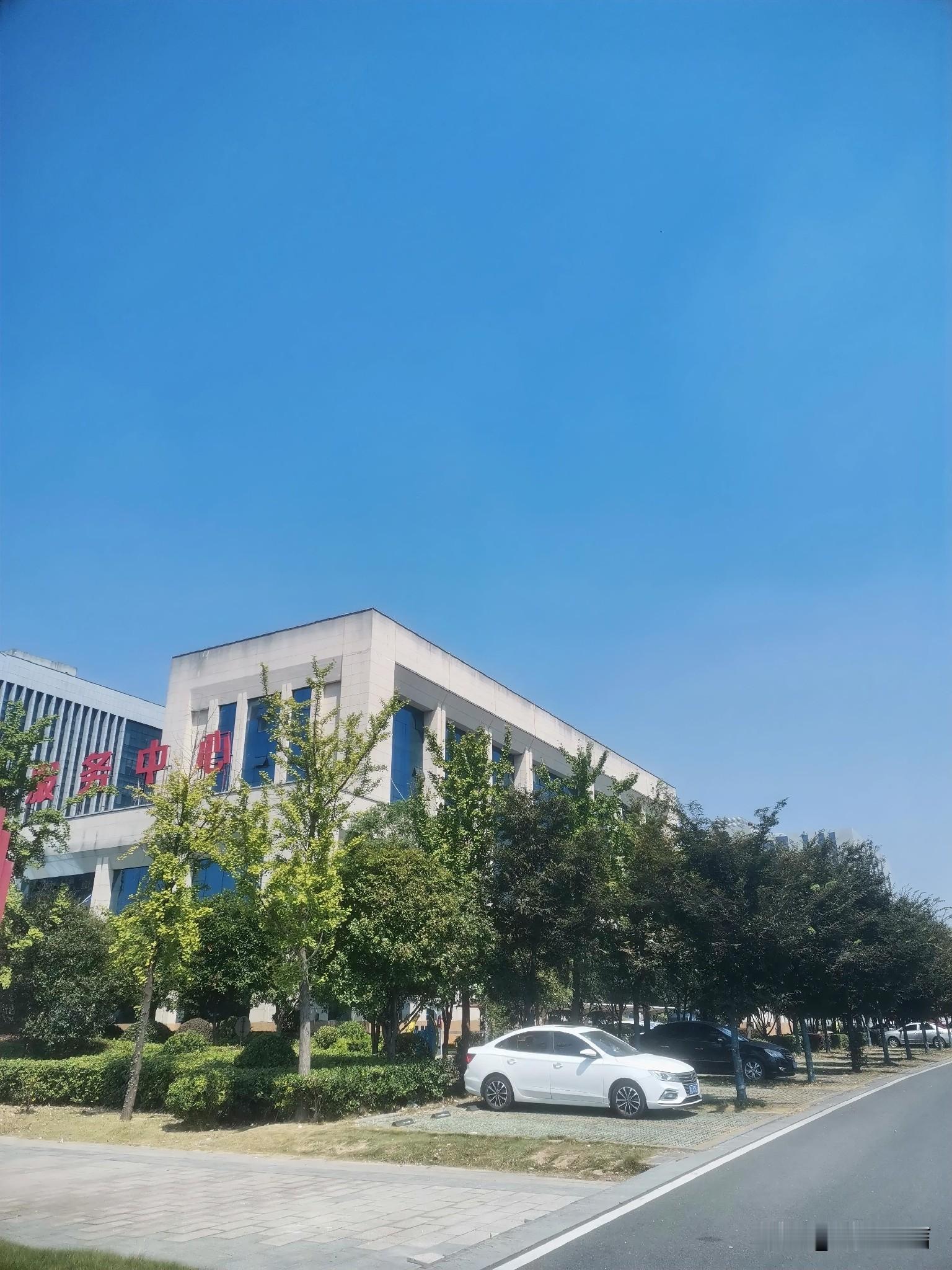 “政策文件我们自己知道就行，凭什么要公开？”“办事流程公布了多麻烦，群众知道了会挑刺。”
        ——这种想法，正在让你踩上纪律红线。
    《公职人员政务处分法》第三十八条第四项明确：不按照规定公开工作信息，侵犯管理服务对象知情权，造成不良后果或者影响的，情节较重的，予以警告、记过或者记