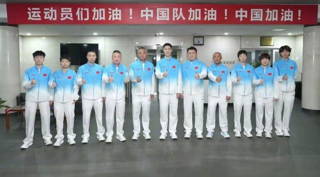 #中国乒乓球队[超话]##刘国梁来看亚运会了#刘国梁现身名古屋亚运会赛场，和国际体育人士亲切交流。亲临现场观战，为咱们乒乓健儿坐镇加油。有刘指导在场，队员们心里更有底气。赛场内外积极沟通，推动乒乓球项目发展，期待国乒选手稳住发挥，拿下好成绩！#热聊亚运会# ​
