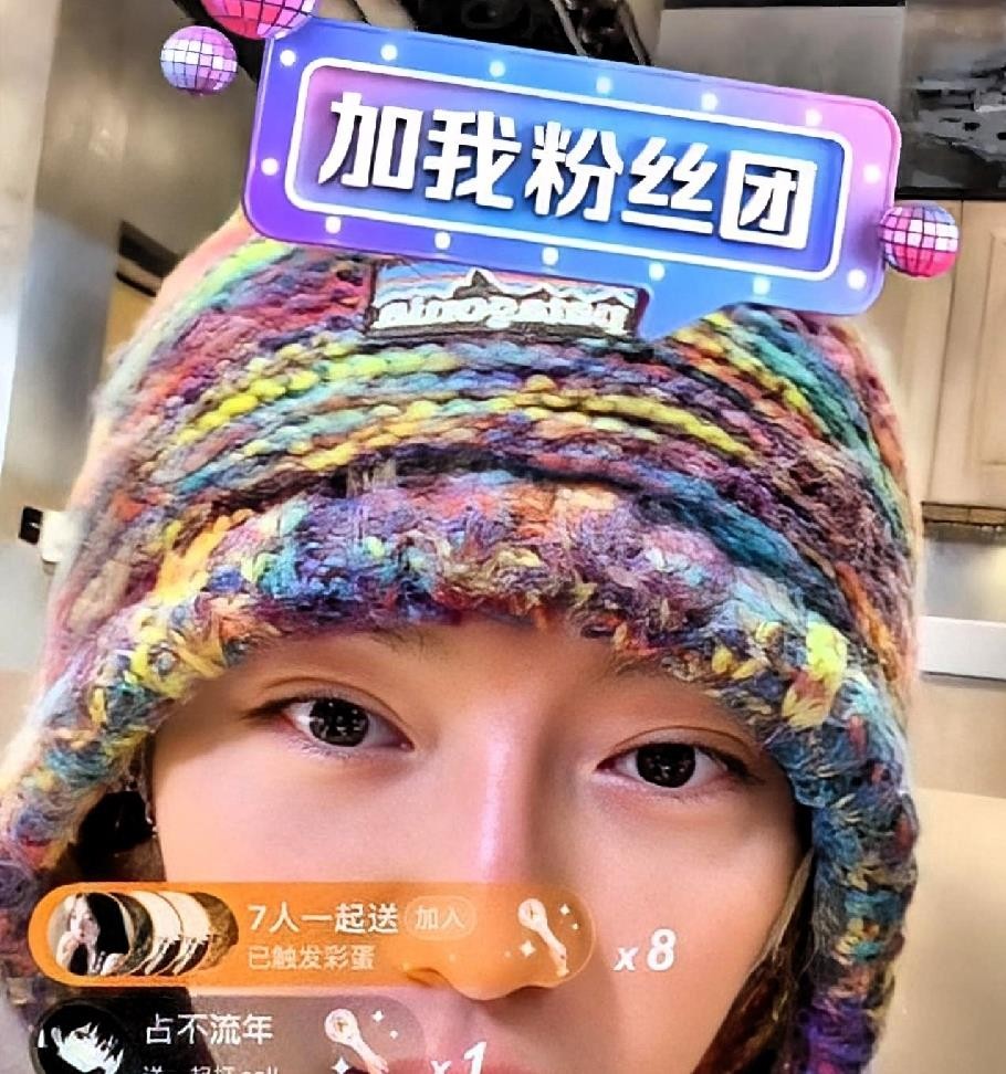 鹿晗半夜闯进陈赫直播间，俩人一张嘴还是跑了十几年的那股熟劲儿。鹿晗帽子扣到眉毛，说自己发型太丑只能遮，凑过去问福袋里啥玩意儿，陈赫随口说钻石，他立马较真“真钻假钻啊”，陈赫笑着来一句“你要不要闭嘴”。没过两分钟鹿晗又嫌陈赫播起来说话发夹，当场学他调调怼回去。其实福袋后来陈赫自己也说了不是真钻，就是闹