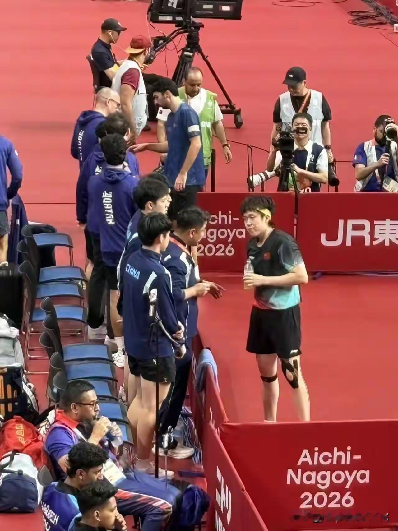 这草台班子真的太好笑了！王楚钦名古屋亚运会首秀3-0横扫卡塔尔悍将。乌龙事件发生。
一有大牌，全世界的奇怪时事情总能让王队遇见。
这日本赛事方真是无语至极，前两局把楚钦比分弄反了，给我们解说团都看蒙了。头哥11-5  11-6硬是被搞成头哥前两局输了。这日本真是一天不如一天，号称严谨出名的小日子，真