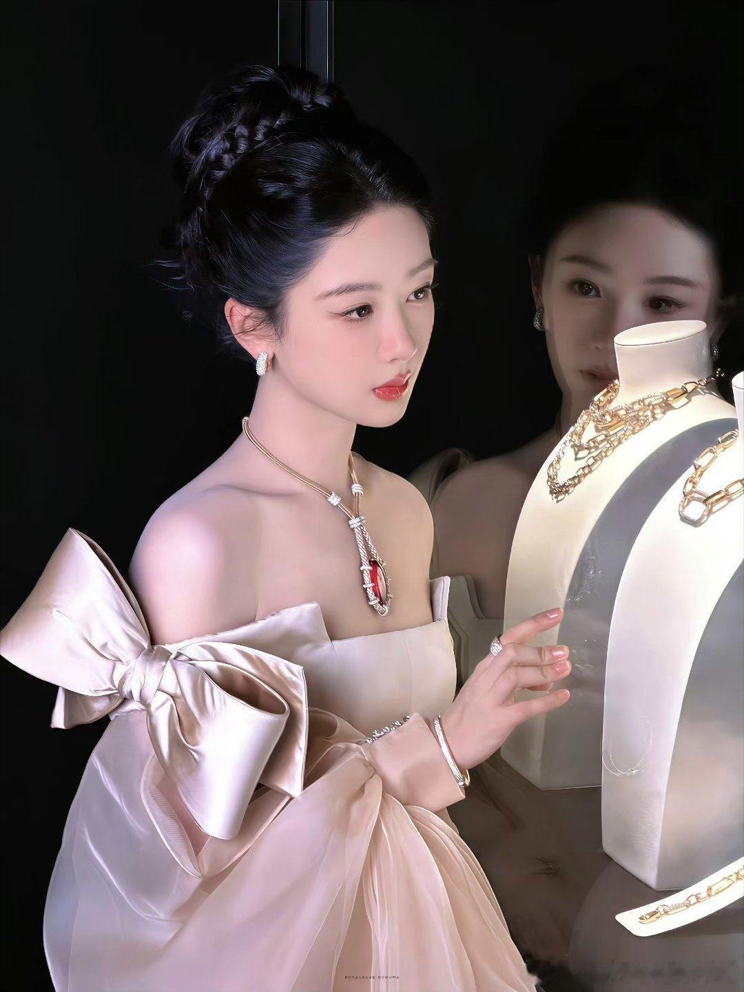 杨紫 一块墨，两代人，三大家族，一场延续千年的工商文明，一段跌宕起伏的...