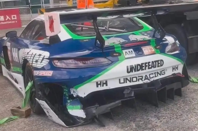 【#碰撞王一博赛车的116号车手被罚#】2026 China GT上海站赛车碰撞事件调查结果出炉，赛事仲裁委员会经审查多视角录像后认定，116号车手张慧琳对事故承担全部责任，驾驶85号赛车的王一博无任何责任。仲裁文件显示，116号车手在进入11号弯时错过刹车点，未能保持足够距离并控制车辆，导致追尾正常走线的 ​