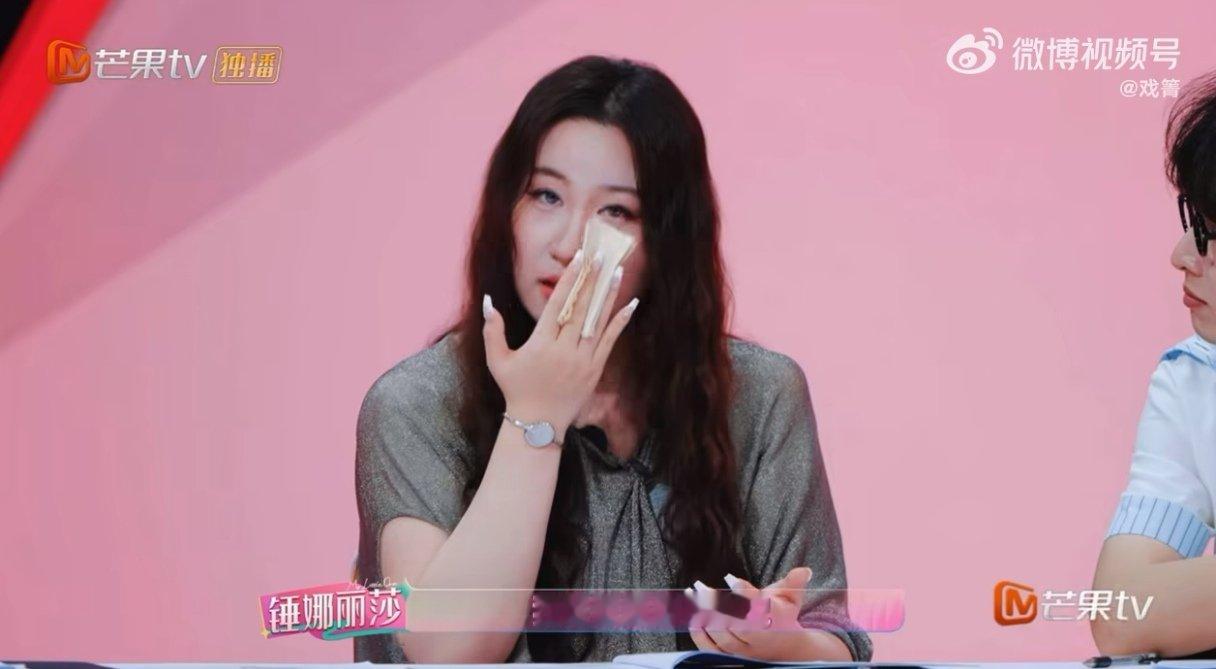 #锤娜丽莎聊高中时在学校被区别对待##锤娜丽莎聊高中时被质疑走捷径# 谁能想到乐观的锤娜丽莎，高中时期承受这么多非议。艺术生身份引来质疑，被说走捷径，她不愿让母亲忧心，默默扛下校园里的所有压力。 ​