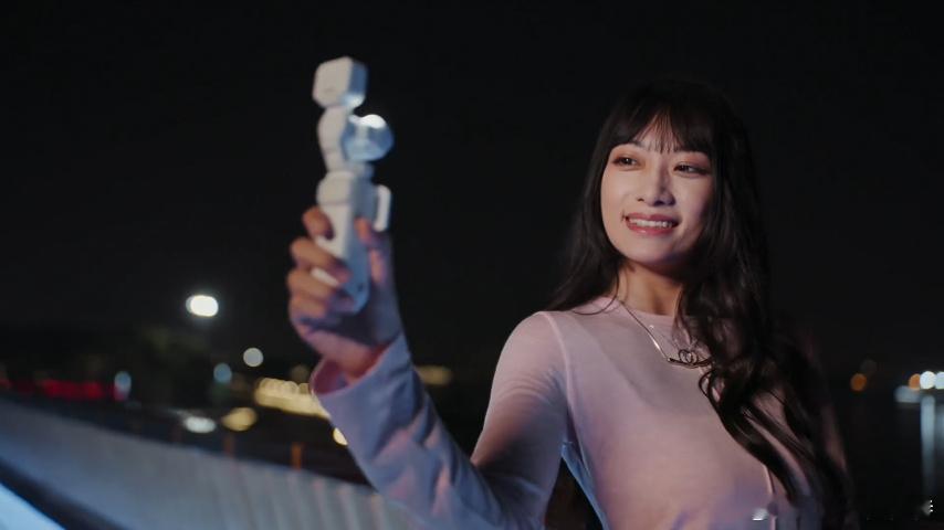 姐妹们，我发现了一个很懂姐妹的相机。
以前拍 Live Photo 就很烦：要动的，没美颜；要美颜加滤镜，好，动图没了。怎么，我漂亮和我会动只能选一个是吧？
结果这个 Luna Pro 有点离谱，Live Photo、美颜、滤镜，它三个居然能一起开。头发甩起来是动的，脸也是能看的。
而且它还能直接拍 4K 30帧竖屏， ​