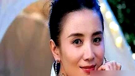 “送票太俗气！”宋佳替朋友找那英要两张成都演唱会门票，结果被当面直接拒绝。

但就在几万人的台下，宋佳却把这事当段子讲了出来，压根没觉得丢人。因为那英拒完之后，反手就铺了个大台阶：“下次你直接来当嘉宾，签名管够，饭我全包了！”

一分钱没花，事办得比送票还漂亮。成年人最高级的拒绝就是这样，事儿我坚决