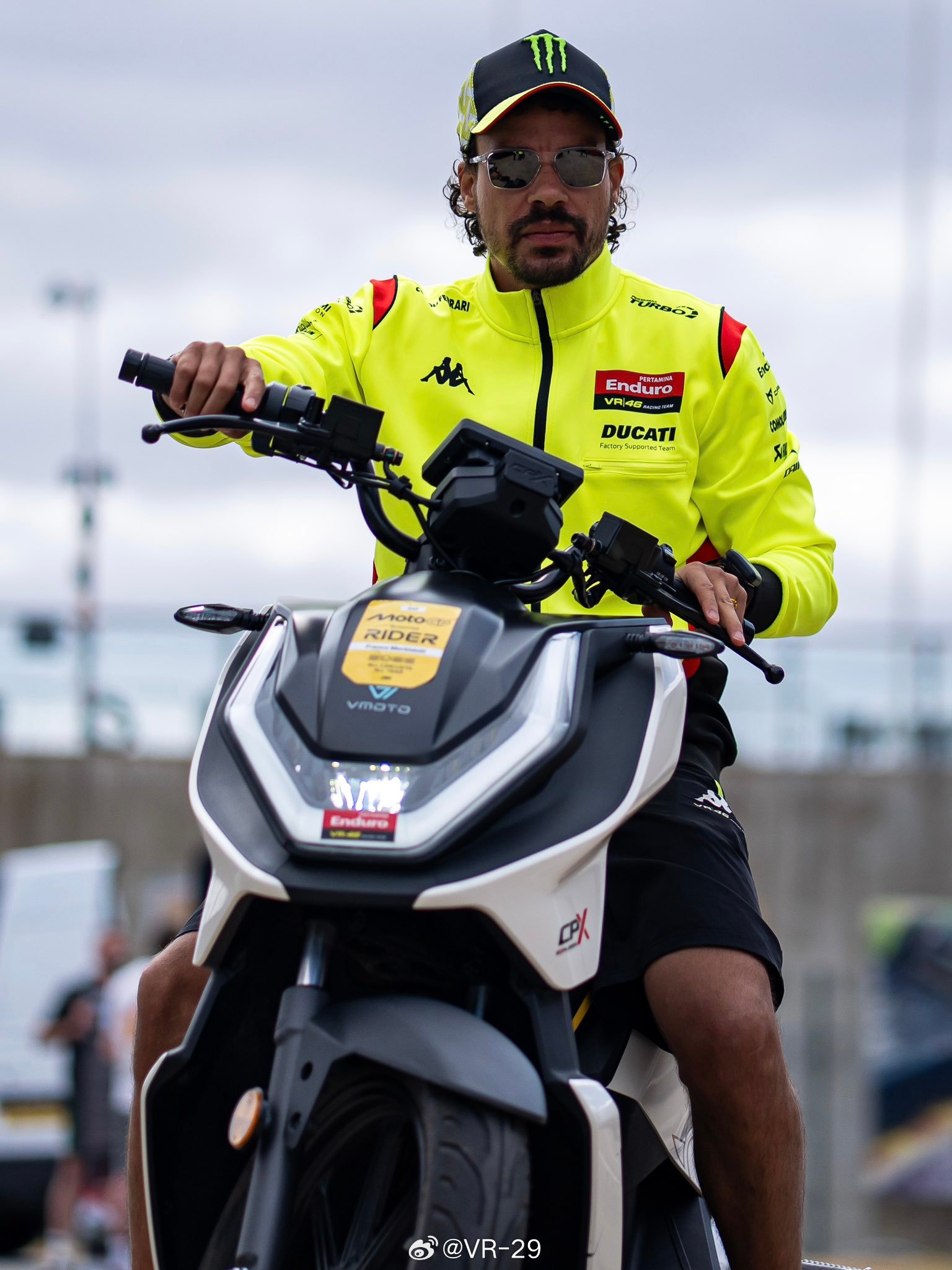 资源交易

Nicolo Bulega 2027 MotoGP
Franco Morbidelli 2027 Wsbk

据前SBK本田车队负责人José Escamés透露，他从相关人士那里听到的内幕消息显示，这背后实际上存在一场类似于“人员+资源互换”的交易。

杜卡迪向罗西的VR46车队提出了这样的条件：

“明年我们提供给你们的两台全新850cc赛车，其租 ​