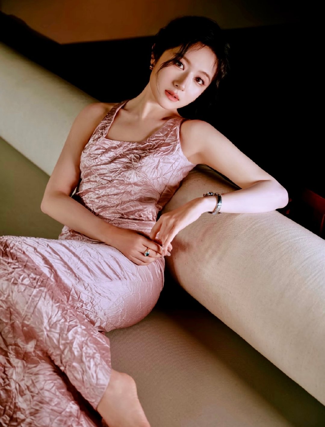 【#人像摄影#】演员李兰迪。#李兰迪好美好港##李兰迪港风短卷发造型##李兰迪银色亮片流苏礼服# ​