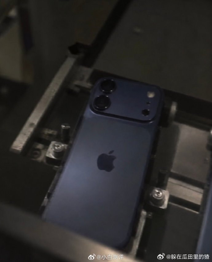 iPhone 18谍照曝光[不愧是你]
白色、粉色、深蓝色目前三个颜色曝光
背面采用横向大矩阵造型的双摄Deco
这设计如何？
#iPhone18外观曝光##数码资讯# ​