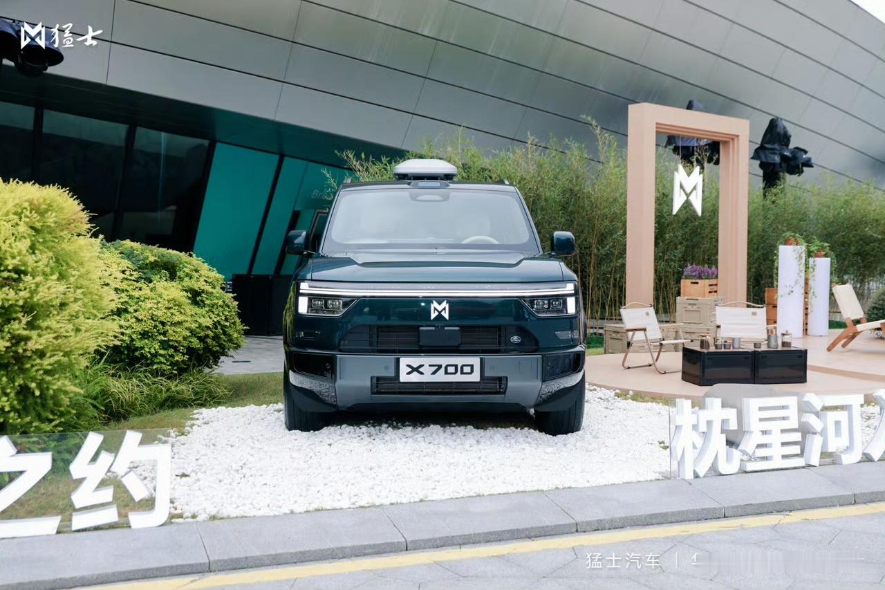 看到猛士X700的24.98万-28.98万的预售价，我想说，以前大家聊方盒子，第一印象要么是公路颠得屁股疼，要么没有智能化，车内像上个世纪的产物。但猛士这次跟华为乾崑2.0合作的这台X700，路子完全变了：
1、舒适算被它弄明白了：磁流变悬架+双腔空悬+魔毯预瞄，甚至连座椅都能跟路面感知联动，过坎