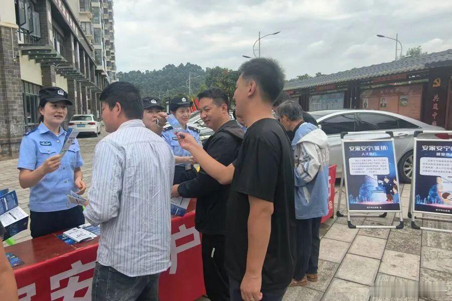#云南昆明安宁# 【户政服务获旅居及外来务工人群点赞  |  安家安宁】
“以前总觉得户籍业务很麻烦，没想到现在政策这么好，民警讲得也很清楚！”8月27日，安宁市公安局治安管理大队走进金方街道恒大社区和太平新城街道妥睦村，开展“安家安宁”户政服务主题宣传活动，恒大社区居民张女士在咨询完落户政 ​