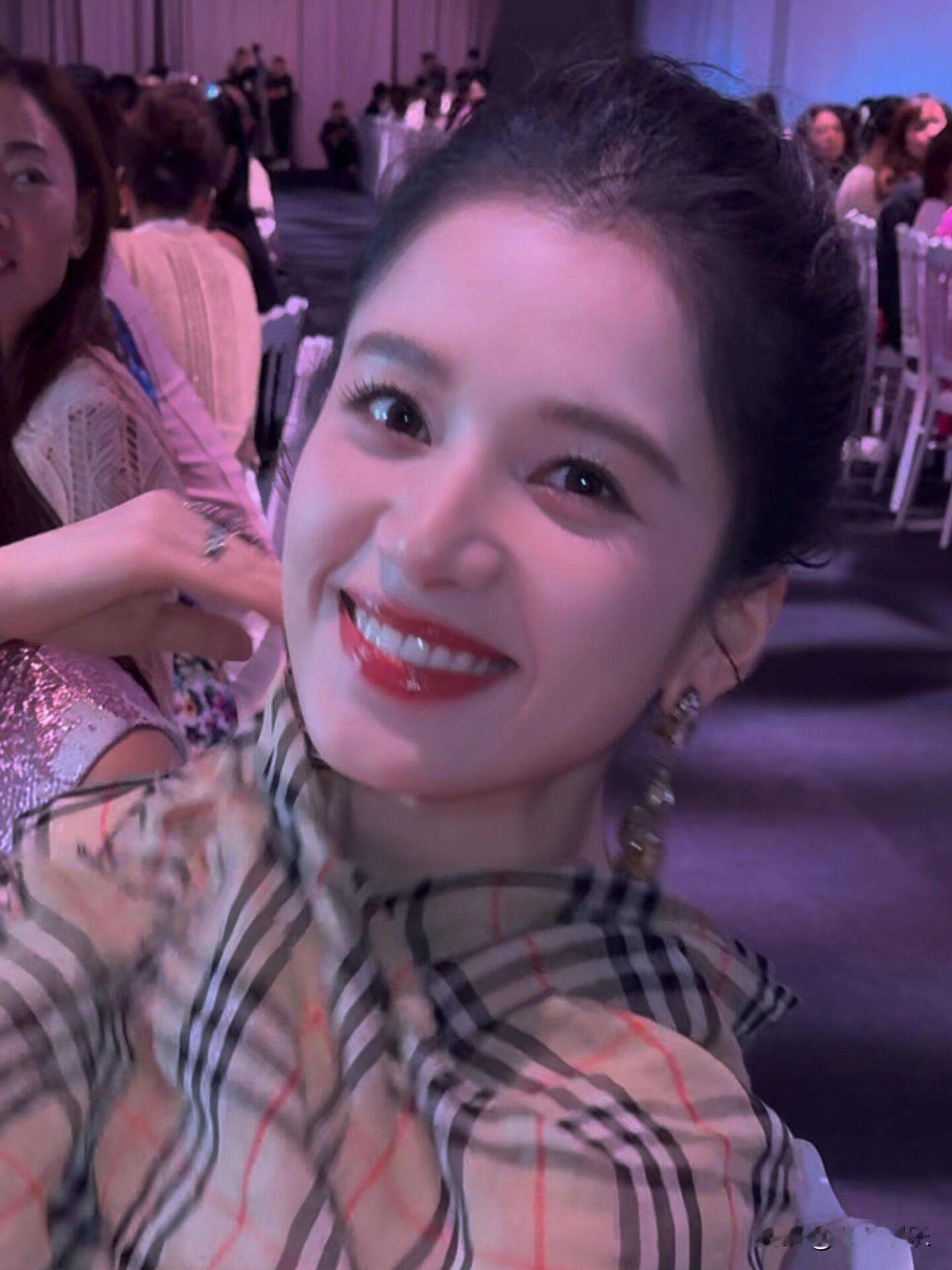 内娱浓颜系天花板非她莫属！  高眉骨、亮眼睛，自带一种清冷范儿，可一笑...