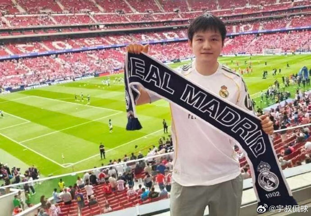 诺坎普看台名场面来了！樊振东原本打算入手皇马客区球票，最后收到巴萨官方赠票赴约。内搭皇马球衣想蒙混过关，结果安检一眼查出，只能临时换上巴萨T恤，皇马球迷秒变巴萨伪装者，这趟德比观赛经历太有戏剧性🔥 ​