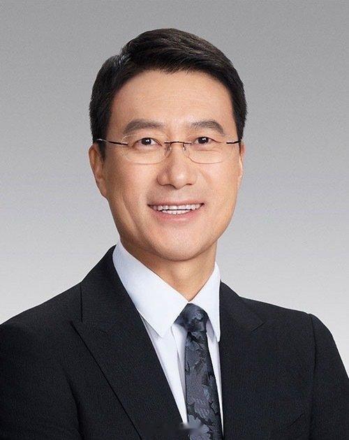 #何刚升任华为董事#
华为要治大公司的“富贵病”。你看何刚，一手把Mate系列干回巅峰的猛将，现在既当终端BG CEO，又进了董事会。
现在华为死磕鸿蒙和智选车，把一线打仗的老将直接拉上牌桌，以后跨部门协同，真就是一句话的事儿。 ​