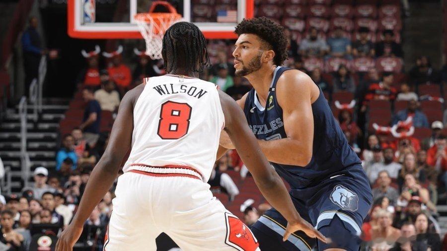 #孟菲斯灰熊[超话]##nba季前赛##灰熊vs公牛# 

上半场#卡梅隆布泽尔# 对阵凯勒布·威尔逊数据对比

布泽尔｜威尔逊

10分｜1分

4篮板｜3篮板

3助攻｜0助攻

投篮5中3｜投篮2中0

出场12分钟，正负值+17｜出场16分钟，正负值-22 ​