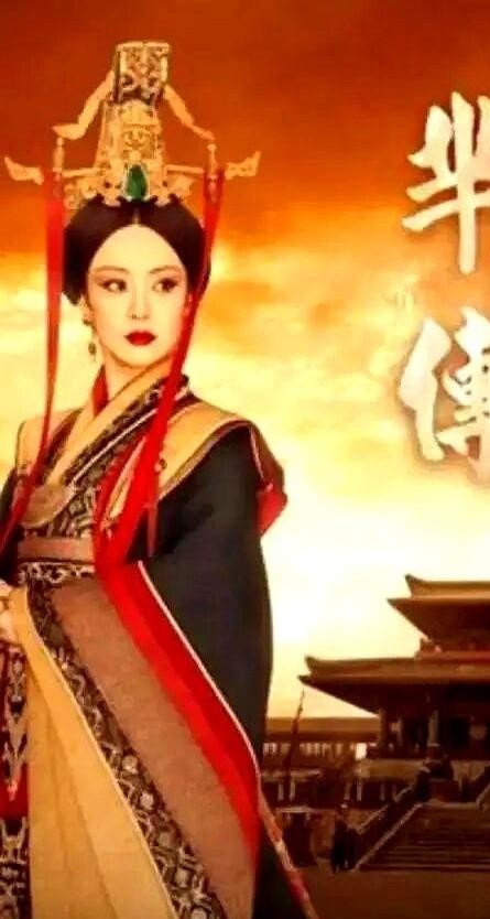 圈里流传着一句半开玩笑的话：拿片酬混日子的演员，进组最怕碰上的对手就是孙俪。
刘涛早年在访谈里半开玩笑地提过，说孙俪在片场简直是个“细节狂”。这话听着像夸奖，可仔细琢磨，反倒解释了为什么很多演员跟她搭过一次戏，就很少再见第二次。
倒真不是耍大牌，纯粹是跟她站在一个镜头里，太容易当场“现原形”。