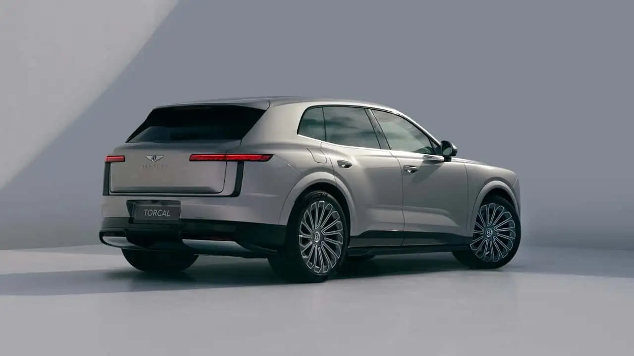 宾利首款纯电SUV Torcal（托卡尔）

800V平台，双电机，888匹，1350牛米，零百加速2.9秒，极速260km/h，113kWh电池，CLTC续航700km，310KW快充。

国内198.8万元起售。 ​