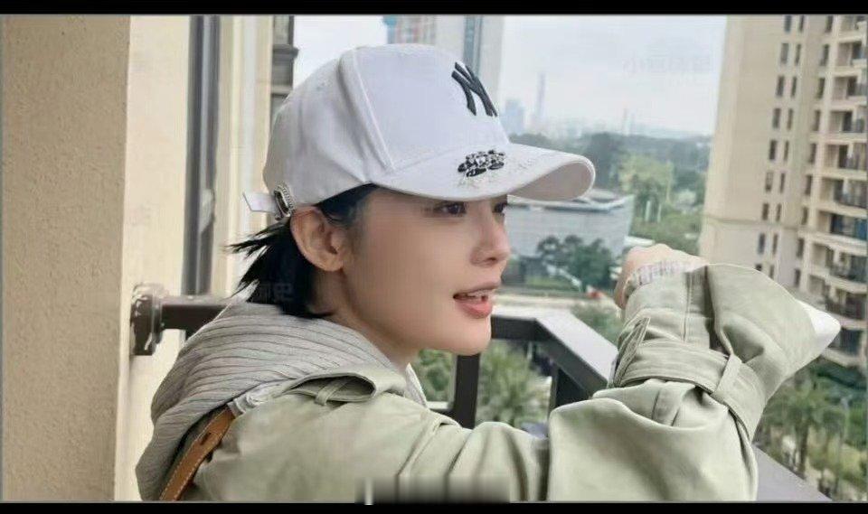 39岁中国女子在英国被24岁印度男友刺30多刀身亡，中国女子叫柯小青，印度男叫桑德胡
据英国媒体报道，桑德胡于2024年9月持学生签证进入英国留学，由于经常旷课被大学课程除名，其学生签证也被吊销。此后，桑德胡在建筑工地打零工。2025年桑德胡与柯小青相识，随后发展为恋人关系。由于双方语言不通，两 ​