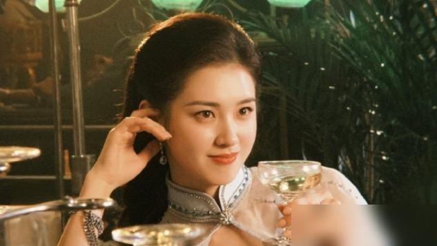 中戏科班出身，在横店演了三年丫鬟，房租都交不起，转头去拍短剧，一部《盛夏芬德拉》干到30亿播放。郭宇欣这回杀回长剧《玉簟秋》演女二，开播一天，热搜量直接碾压男女主。
弹幕吵翻了。有人说她短剧味太重，挤眉弄眼，油得能炒菜。可数据不会骗人，骂得越狠，点得越凶。
她之前采访说过，拍长剧那会儿穷得叮当响