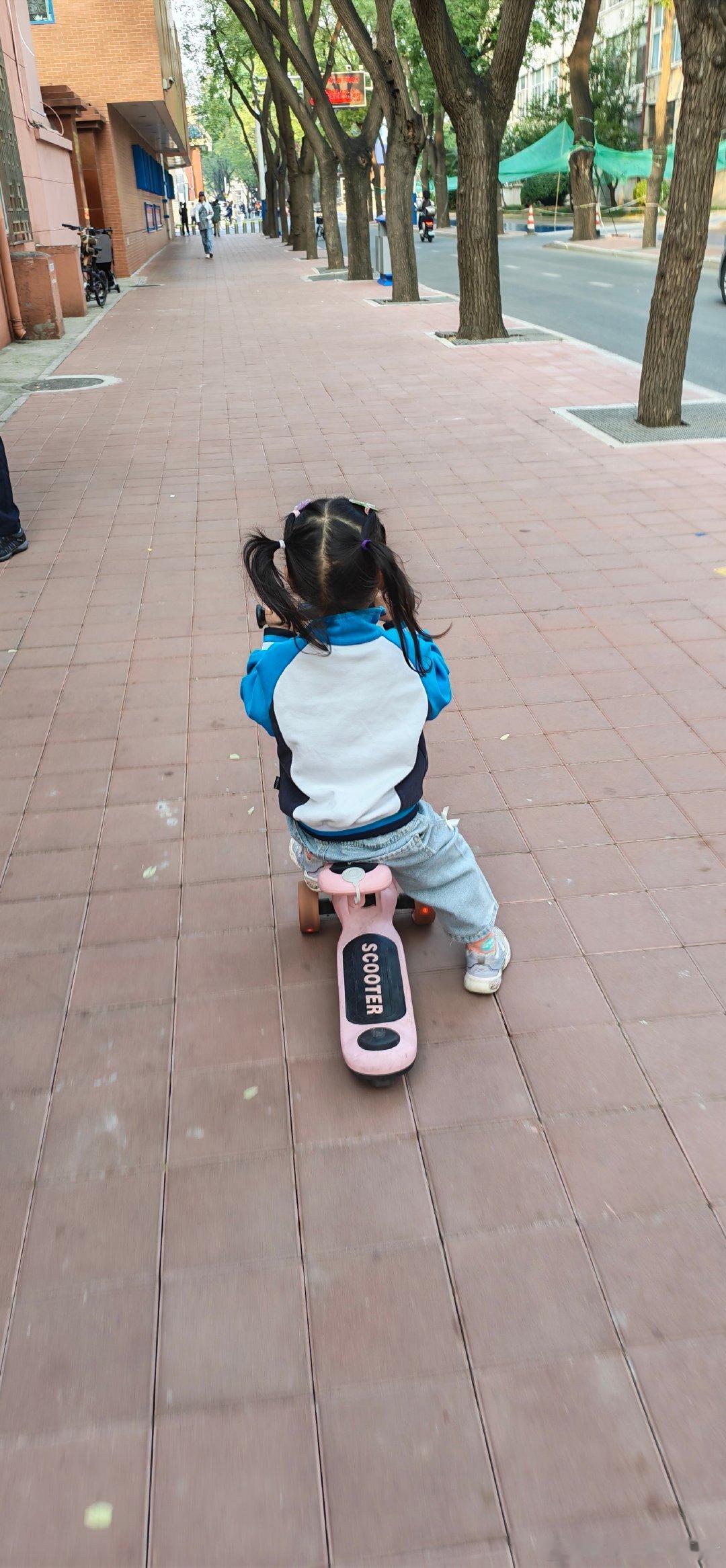小孩姐会认真把爱车停好，点赞👍  ​