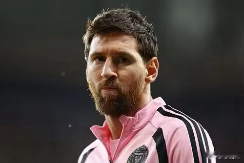 9月11日讯 西班牙记者阿德里安·桑切斯独家透露，尽管梅西已经进入职业生涯后期，但巴萨目前并没有计划为这位俱乐部传奇举办官方致敬或告别赛。

报道称，梅西与巴萨管理层之间的关系目前仍然十分紧张。2021年，巴萨因西甲财务规则和工资限制无法与梅西完成续约，最终撤回续约报价，梅西随后加盟巴黎圣 ​