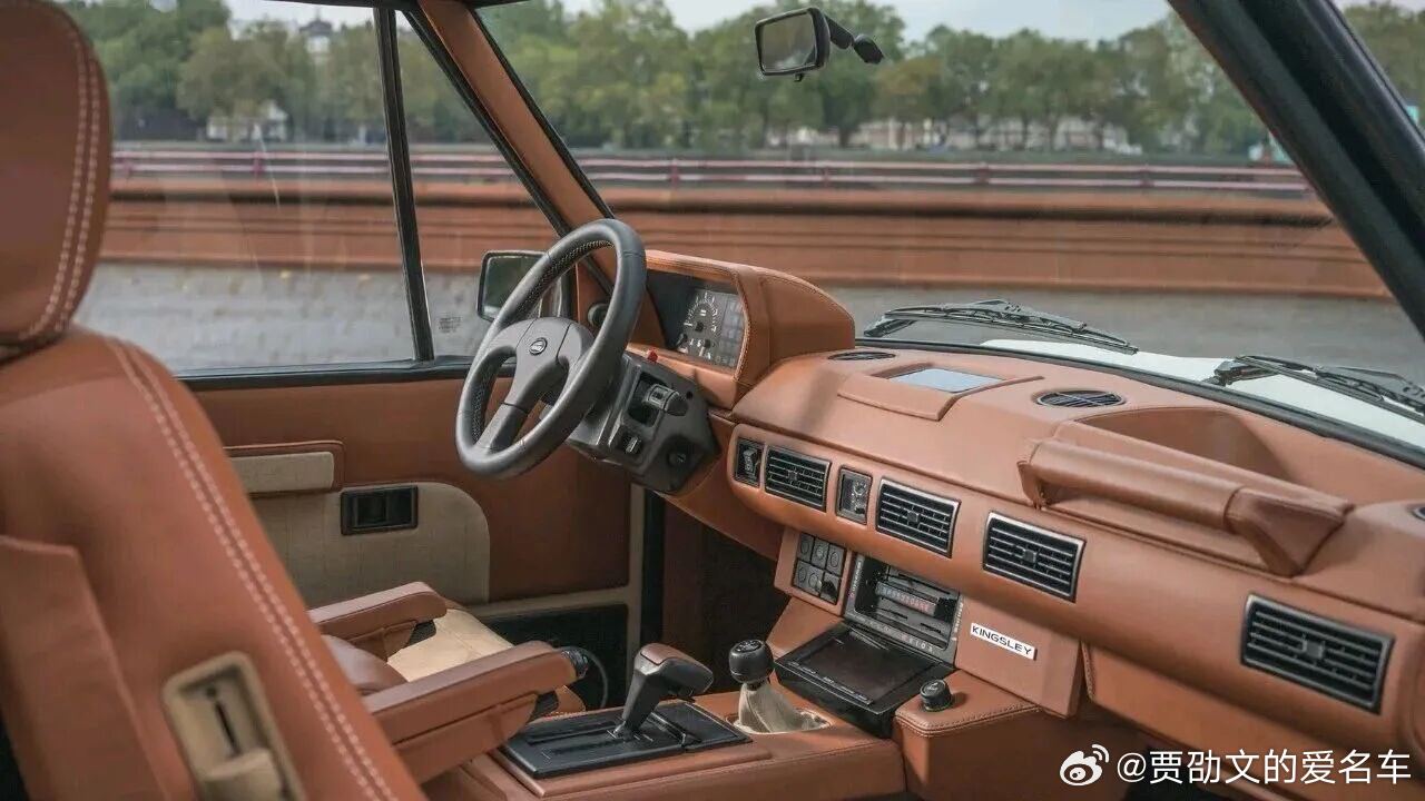 《经典名车 展示》赏析：绝美英式经典，1970年款 路虎Range Rover Classic 2 Door 越野吉普车！英伦豪华越野车型开山之作，初代揽胜双门版本车型。在车辆的性能表现方面：搭载一台3.5L V8缸 引擎系统，车辆采用全时四驱系统 驱动。它开创了豪华越野车 新品种样式，简洁平直的车身设计，标志性双圆灯格 ​