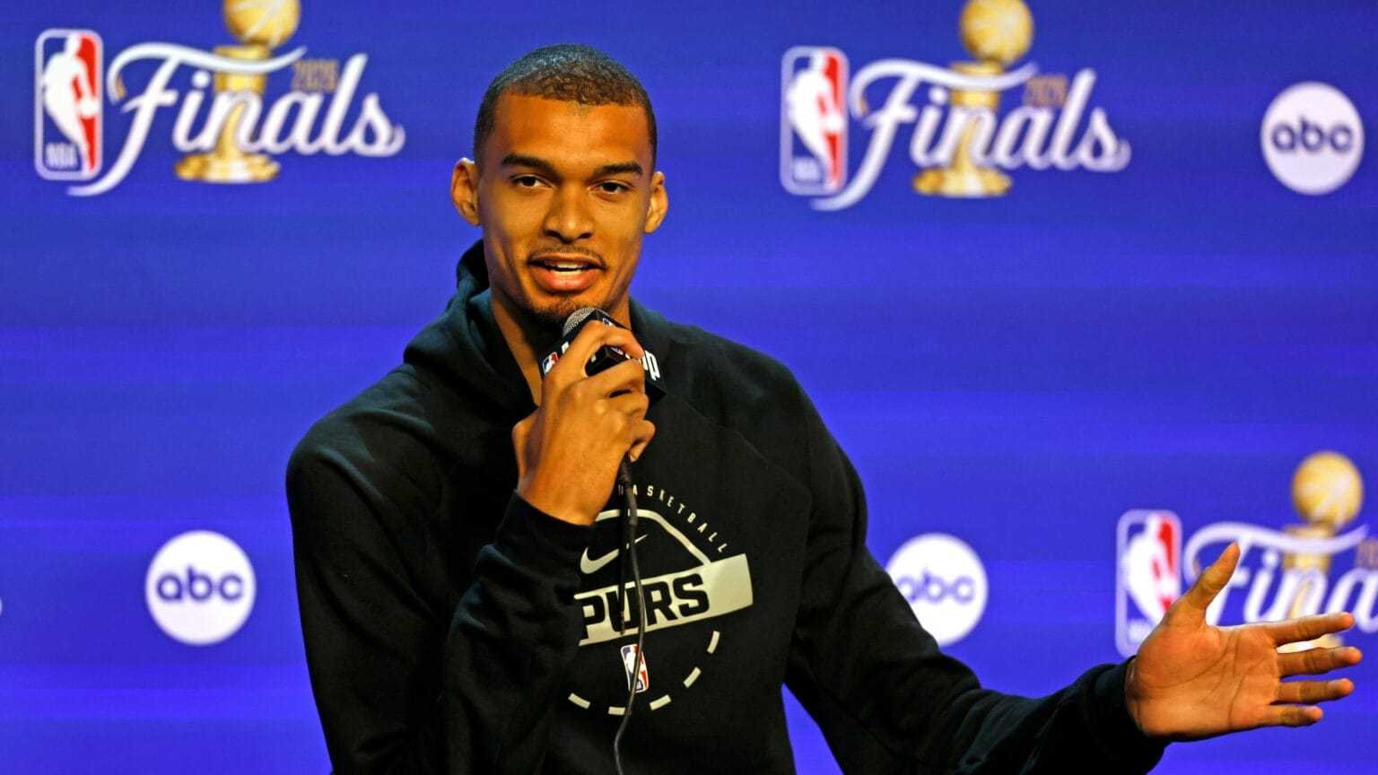 NBA文班亚马整装待发，登陆总决赛万众瞩目的大舞台圣安东尼奥讯：全世界...