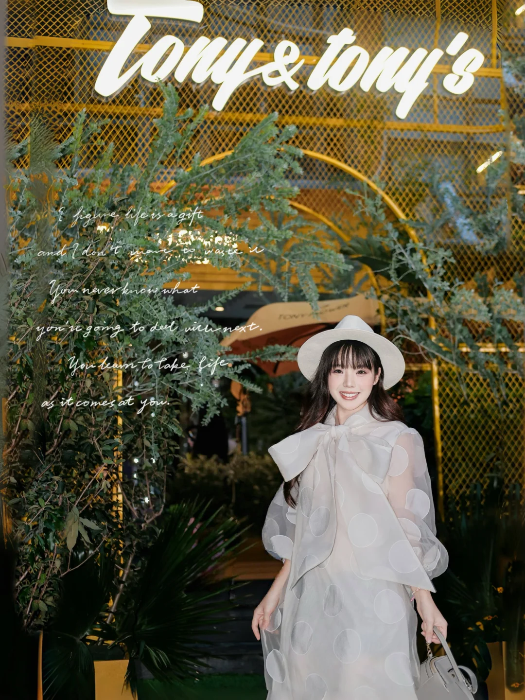 看秀日记📓🧥ྀི戴高帽的女人优雅从不看年龄