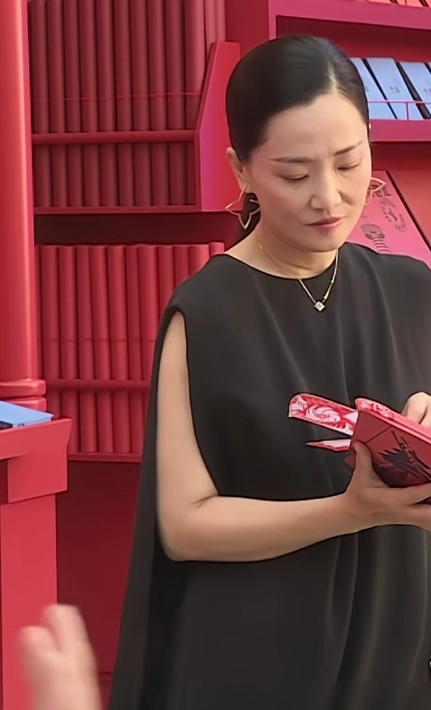 郭柯宇在《兰香如故》里演薛桂花，一句台词把人看破防了。弹幕都在问这演员是谁，怎么现在才冒出来。
结果一翻她的近况，更破防。上《再见爱人》那会儿，她根本没戏拍，兜里没钱，是前夫那边的经纪公司找来的。她整夜睡不着，怕被网暴，还是硬着头皮去了。
现在跟儿子、老妈租房住，学费、养老、看病全压她一个人身上