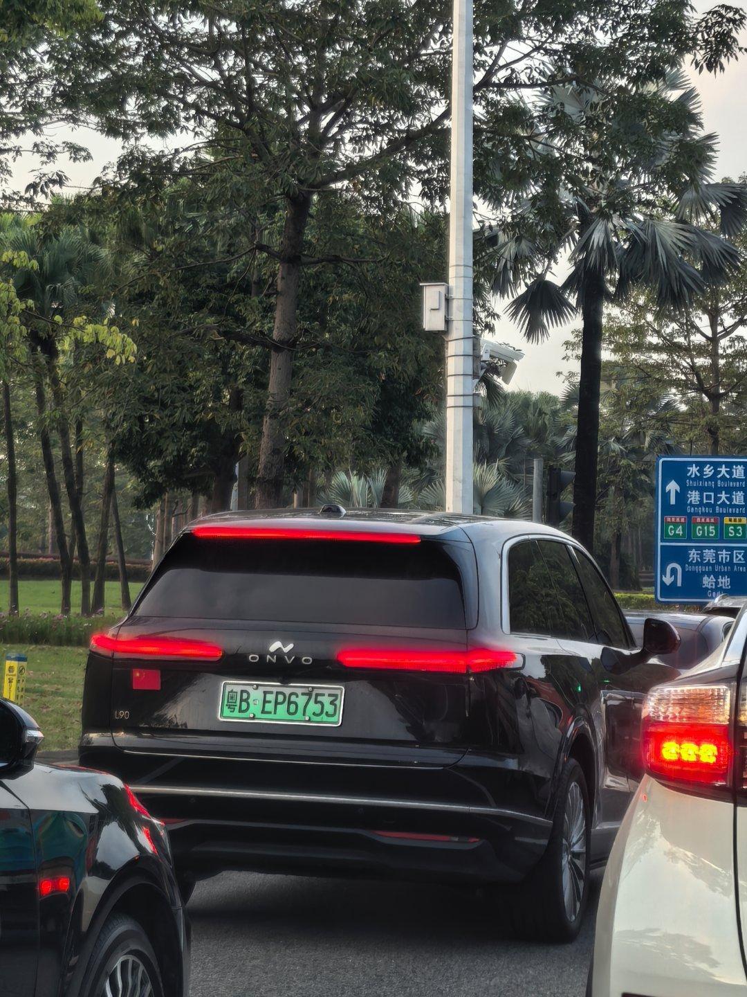走在时代前列，以为是因为apec会议临时限制鸣喇叭。

但是，是2026/11/1开始，5年市内禁止鸣喇叭，否则，罚500每次。

谁会没事鸣喇叭，汽车喇叭不就是用来提醒一些特别状况的。

特殊情况下鸣喇叭不罚，那怎么判断什么情况下是特殊情况？

#深圳全市全天禁鸣喇叭5年# ​