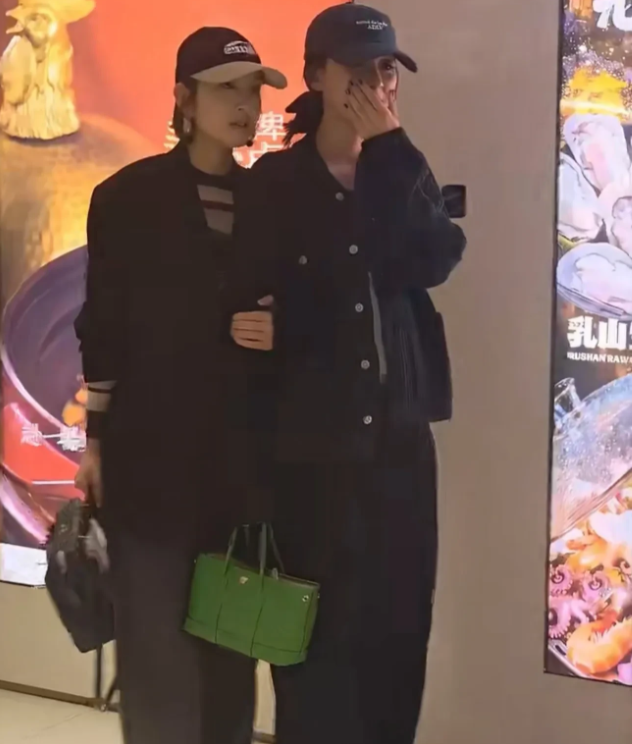 唐艺昕和孙怡跟周翊然一起出去玩，中途遇到了大量周翊然的私生，周翊然直接被包围了，唐艺昕和孙怡躲在角落里不敢上前，唐艺昕露出了龇牙害怕的表情，孙怡则用手捂着嘴，紧皱眉头。
 
很显然，俩人都被这场面吓到了，毕竟她俩作为女明星一路走来，没有遇到过如此疯狂的私生。
 
先把“退让者幸存”这个说法拆开来看，