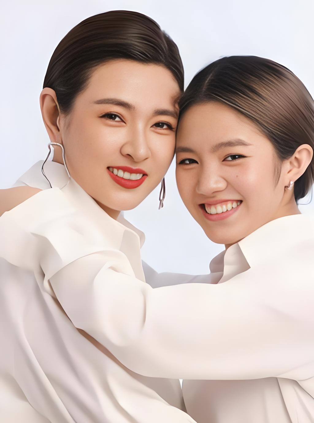 据传是晋妈朋友圈发出来的这段话，“有娘养无娘教”“犯罪分子的孩子”，这些话杀伤力太大了，这对“母女”走到今天，真不只是感情问题。

当年《变形计》里那个穿凉鞋站在零下三度的小姑娘李勒优，已经23岁了。

晋妈希望她留在大连，留在面馆，继续配合他们拍视频，拍母女情深的剧本。

但优优长大了，有自己的想