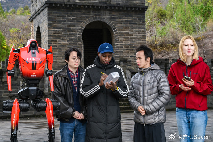荣耀全球首席跑步官萨维、极限探索官赵家驹、荣耀自研人形机器人闪电，这是什么神奇同框 #闪电萨维赵家驹罕见线下同框竞速# ​