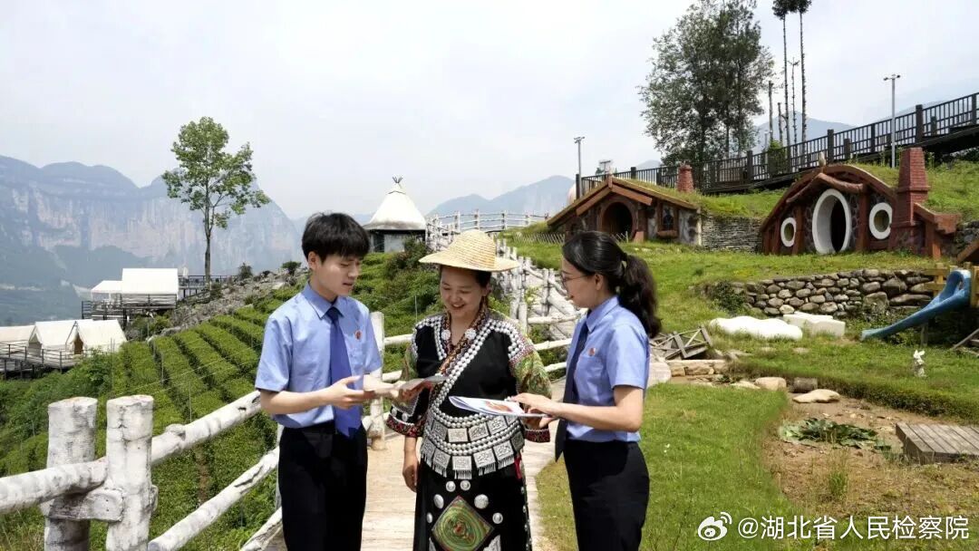 #鄂检新闻#【水库垃圾没了，水活过来了！这波守护太治愈～🌊✨】今年4月，宣恩县检察院依托“河湖长+检察长”机制收到线索，发现黑山水库、齐跃水库、双龙湖水库等饮用水水源地存在垃圾堆积、隔离设施破损问题。借助无人机和快速检测设备固定证据后，该院于6月29日向当地环保、水利等部门制发检察建 ​