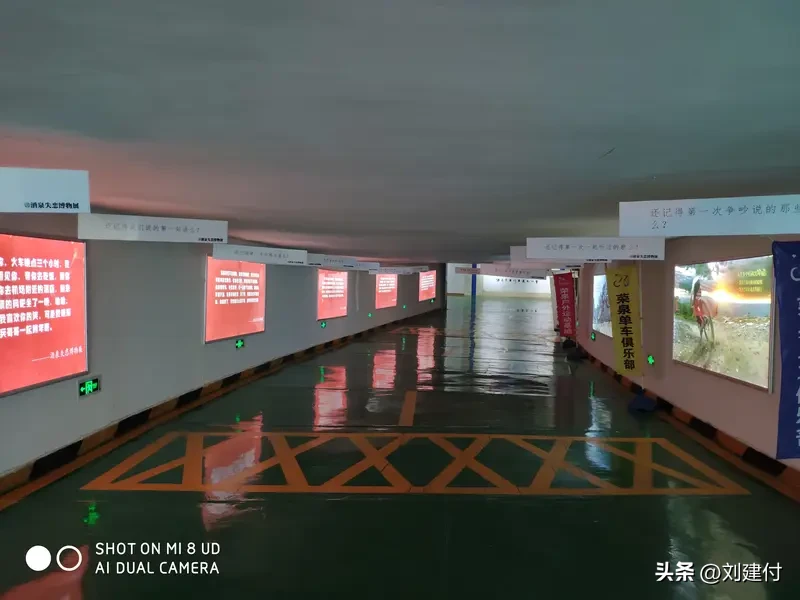 物业回应禁止新能源车进地库：怕爆炸 小区物业回应不让新能源车进地库：怕炸！福建南平这个小区的操作，真的看得人一头雾水。
业委会牵头搞了个投票，659户参与的业主里有615户同意，直接一刀切把新能源车全拦在地库外面，连在地库装充电桩的事也一并禁了。物业对外就撂下一句怕电池爆炸，还要求已经停在地库里的电
