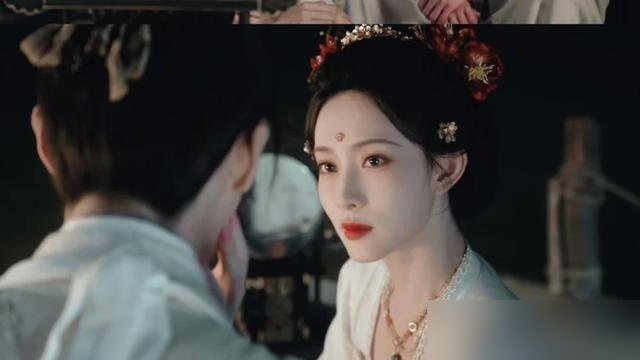 热度破25000，骂声也破25000，这剧邪门。
《尚公主》播了，孟子义李昀锐三搭，CP粉过年。结果点进去，剧情漏洞多到能筛面，妆造一套衣服穿半部剧。
戏里空洞，戏外倒是忙得很。今天合体营业，明天MK发孟子义美照，李昀锐综艺录着，待播剧排着队。
观众不傻。剧不行，热搜再多也是空中楼阁。
娱乐